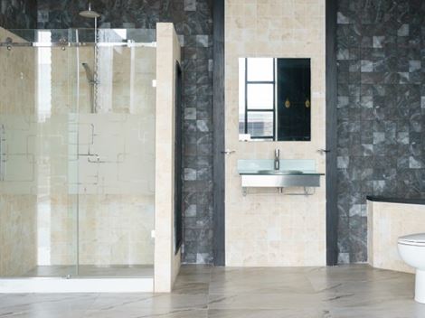 Vidros na decoração do banheiro